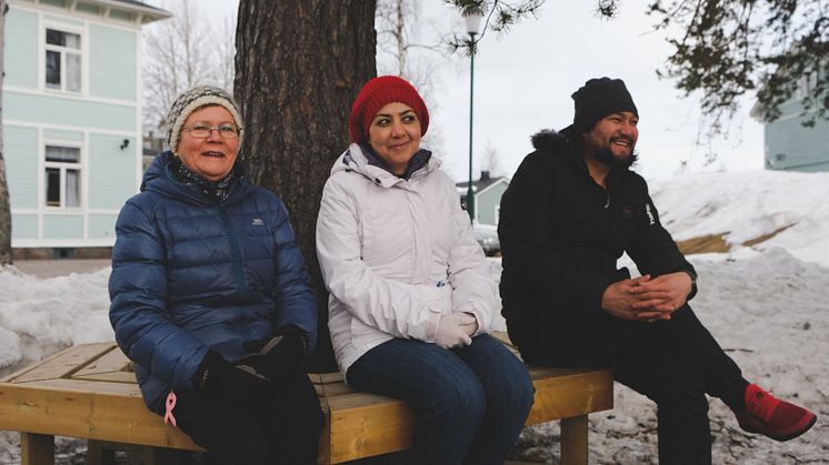 En gång i veckan möts medlemmarna i Hej Främling! och Inlöparna utanför badhusets entré för att tillsammans springa eller promenera en runda.