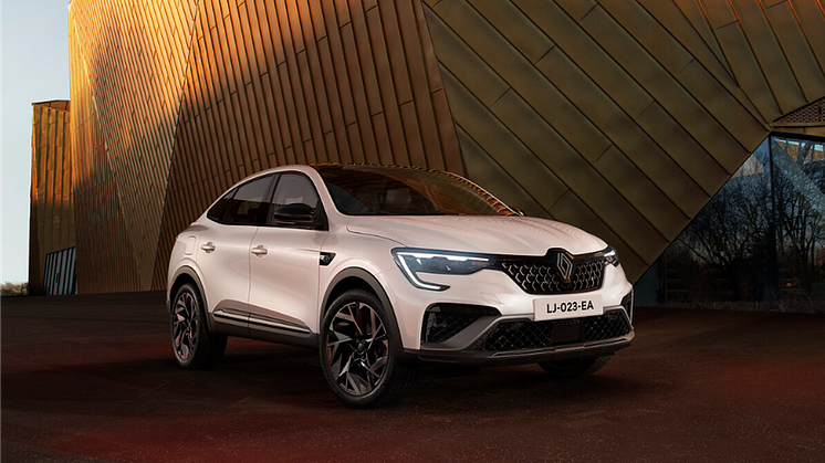Nya Arkana med nytt utseende som förenar den med övriga nya Renault SUV-modeller .