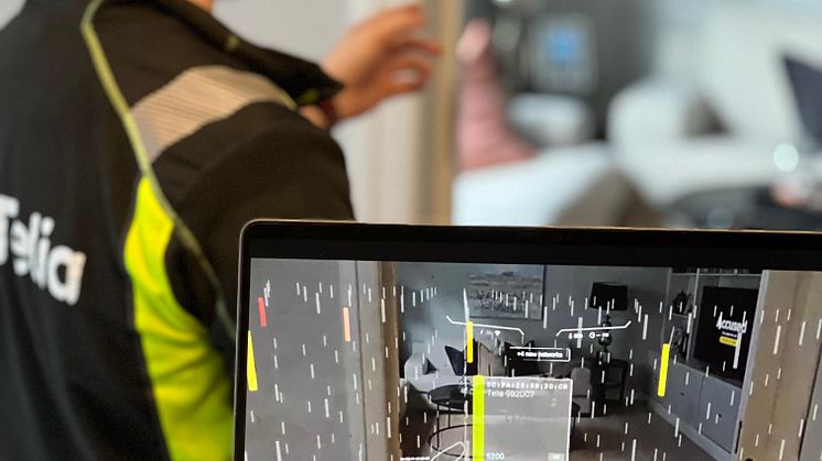 Ved hjelp av AR-briller kan Telias servicefolk se wifi-signalene i rommet. Det de ser gjennom brillene vises her på PC-skjermen. Ved å klikke på stolpene "i løse lufta" kommer informasjon opp.