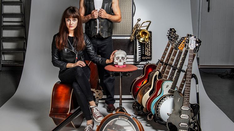 Das Duo des Lutopia Orchestra's bringt die Bühne mit seinem starken Blues-Rock ordentlich zum Beben