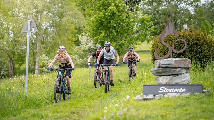 Stoneman Miriquidi MTB_neben Trophäe_Foto TVE_Dennis Stratmann