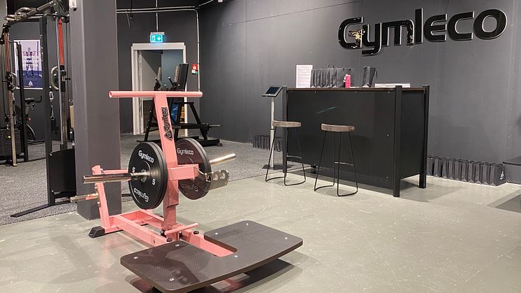 gymleco_pink_belt_squat.jpg