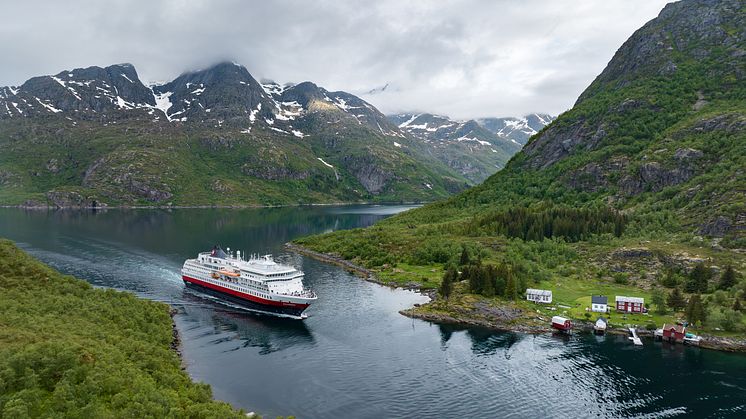 2024.06.13 - Otto Sverdrup, Svartsundet, drone - 03 - Espen Mills - Hurtigruten.jpg