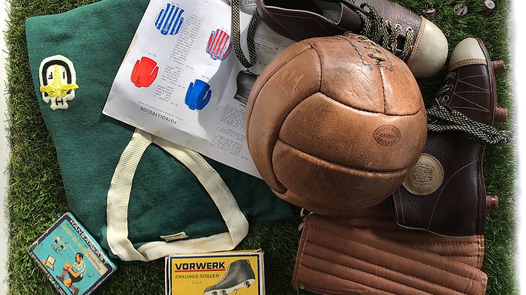 Fotboll, fotbollsskor m.m. från Torbjörn Anderssons samling som utställningen är baserad på.
