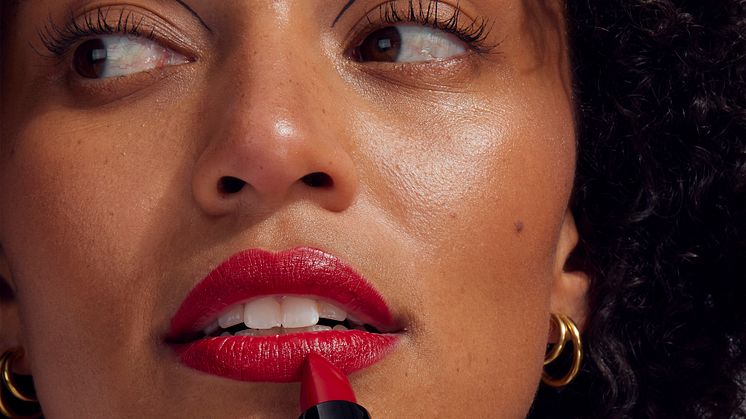 IsaDora återlanserar The Perfect Moisture Lipstick med förbättrad formula och innovativ refillförpackning.