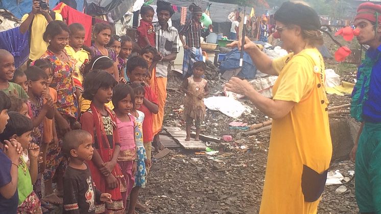 Suzanne Reuter i Indien med Clowner utan Gränser
