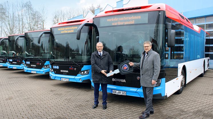 Horst Schauerte (li.), Vorstand des Verkehrsunternehmens Wartburgmobil gkAöR, und Jens Ludwigkeit (re.), Key Account Manager bei Scania Deutschland.
