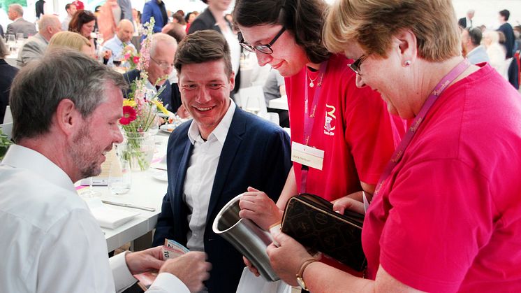 Jens Kesseler, Lars Dietterle und die ehrenamtlichen Bärenherz-Mitglieder Laura Herkner und Irene Krapf