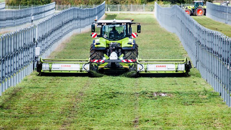 GPS gesteuerter Traktor bei der Mahd (Donaueschingen).jpg