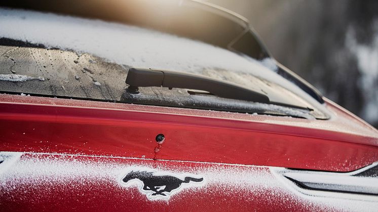 Sok elektromos autó nem szereti a hideget, de ha odafigyelünk pár dologra, a Mustang Mach-E télen is a maximumot nyújtja.