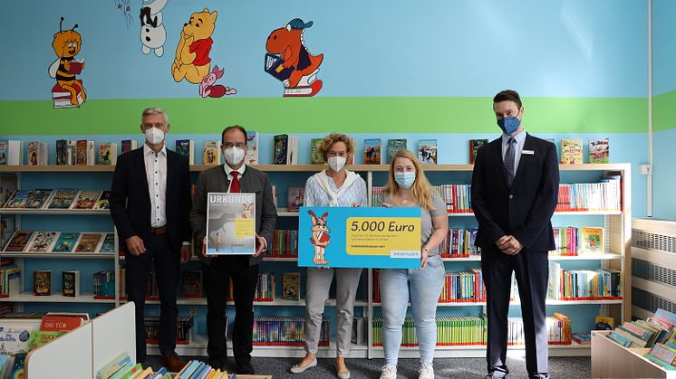 Ausgezeichnete Bücherei: 5.000 Euro bekam die Stadtbücherei Geretsried vom Bayernwerk für ihre fortlaufend gute Arbeit in den Bereichen Kinder- und Jugendbuch.