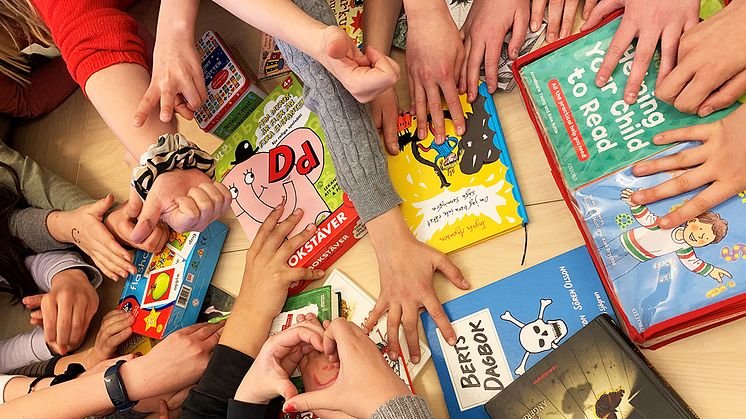 Lyckad utlämning av böcker och återbruksmaterial till skolor och förskolor i Nacka.