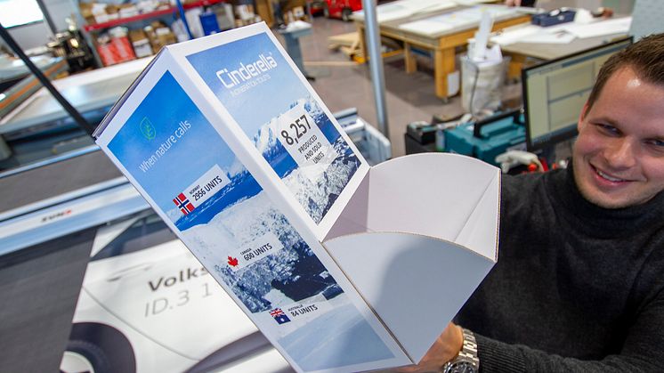 Jørgen Lysnes viser her frem en «sjokkselger» produsert i 120 eksemplarer for Cinderella, den er trykt på Arizona og skåret automatisk på Zünd-bordet.