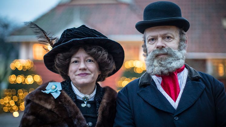 Herr och fru Dickson hälsar julmarknadsbesökarna välkomna.