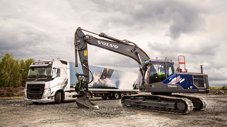 Volvo EC220E Extreme - bild med Volvo lastbil