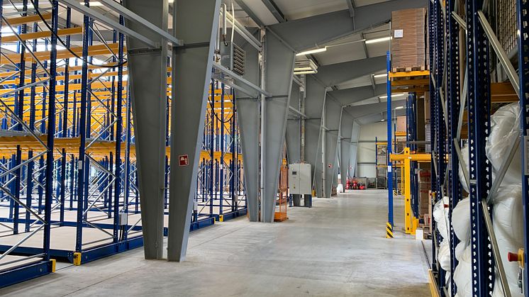 Das neue Verschieberegal (links) in der aeris Zweigniederlassung in Horgau verdoppelt die Lagerkapazitäten des Büromöbelspezialisten (Foto: aeris GmbH)