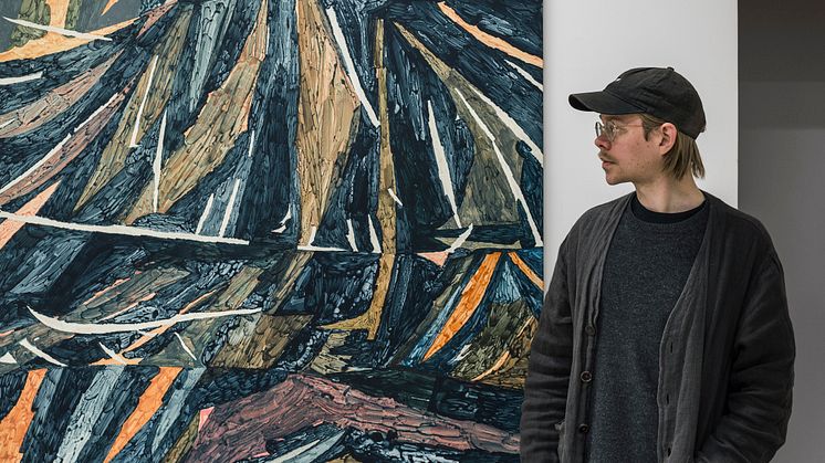 Fredrik Åkum, Beckers Konstnärssttipendium 2020, konsntären framför en av sina målningar
