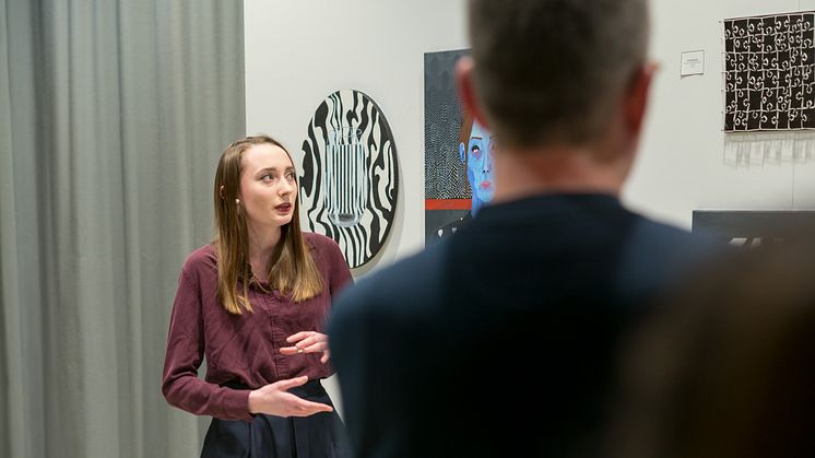 IB Schüler präsentieren Abschlussarbeiten in einer Kunstausstellung