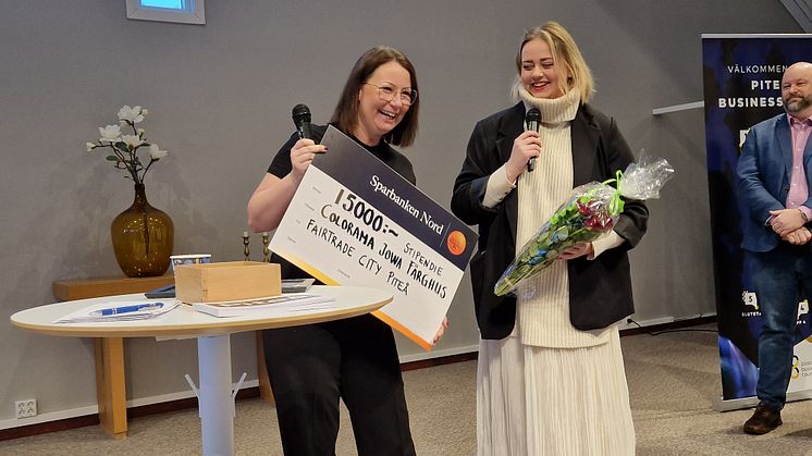 Kata Nilsson delade ut Fairtrade City Piteås stipendium till Colorama Jowa färghus FOTO Staffan Lundberg
