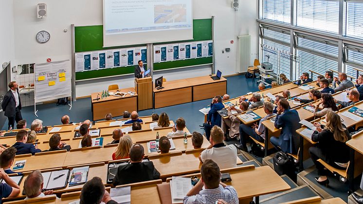 Prof. Dr.-Ing. Jörg Reiff-Stephan (vorn links) war Co-Moderator im Panel „Optimierung von Geschäftsprozessen“.