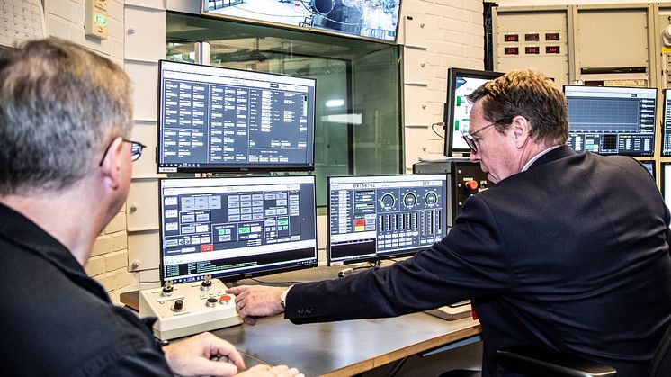 FMV Generaldirektör Göran Mårtensson startar första RM16-motorn på GKN Aerospace