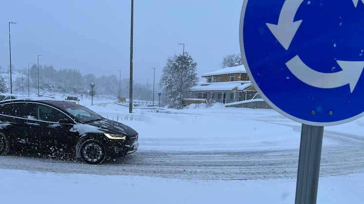Tilpass farten etter forholdene og hold god avstand til bilen foran er gode råd fra Gjensidige. Foto Gjensidige 