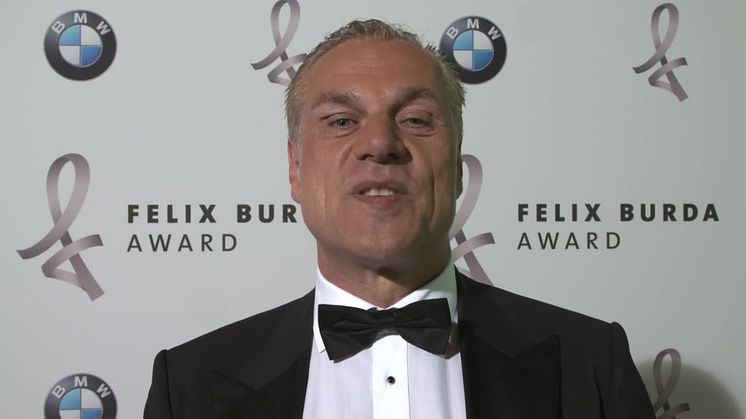 Hendrik Hey von Welt der Wunder-TV verkündet eine Überraschung