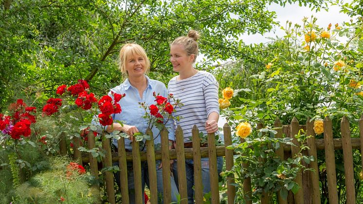 07_Women behind garden fence_Neudorff.jpg