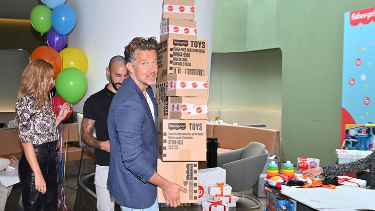 50 Gäste verpackten zusammen mit Wayne Carpendale 500 Fisher-Price Spielzeuge als Geschenke.