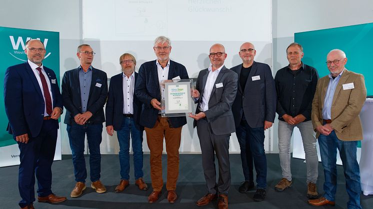 Sonderpreis für Sintfeld Stiftung (v.l.): Bad Wünnenbergs Bürgermeister Christian Carl, Jurymitglied Heinz-Jörg Heinemann, Hermann Weitekamp, Peter Gödde, Andreas Speith, Westfalen Weser, Dieter Böddeker, Gisbert Henkel und Erhard Weitekamp.