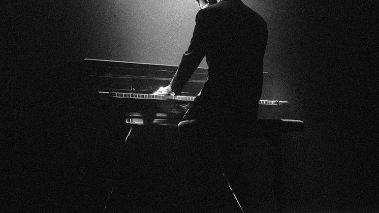 Hurts släpper singeln "Redemption" idag.