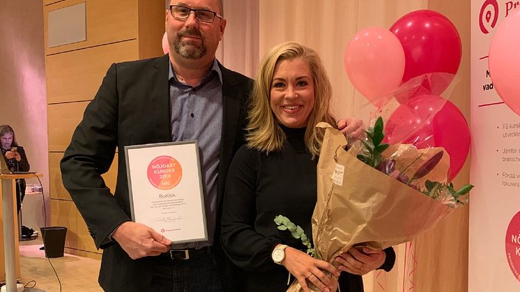 Jerrie Kristiansson och Emelie Ekelund från BoKlok tar emot pris för årets nöjdaste bostadskunder från Prognoscentret. 
