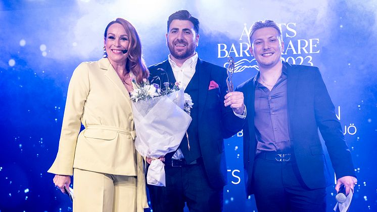 Elias Habibson mottar priset som Årets Barberare 2023 av Wiveka Gillow, Frisörföretagarna och Oliver White, ambassadör för BabylissPro