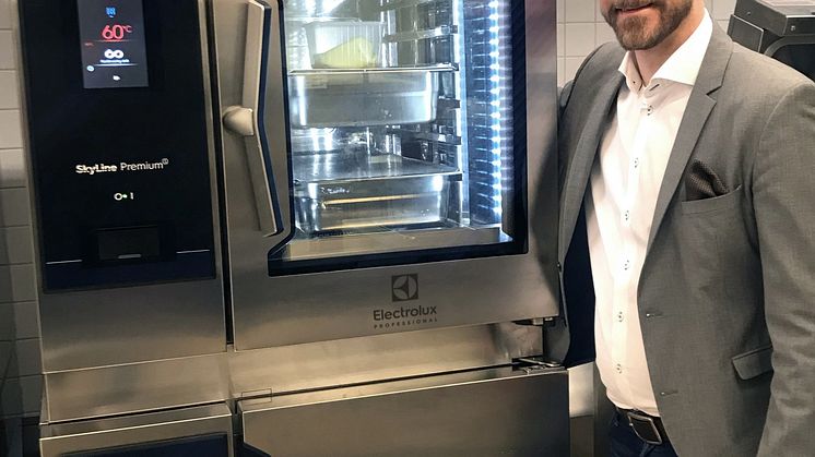 Anders Norell, Key Account Manager på Electrolux Professional, med SkyLine Cook&Chill-lösning.