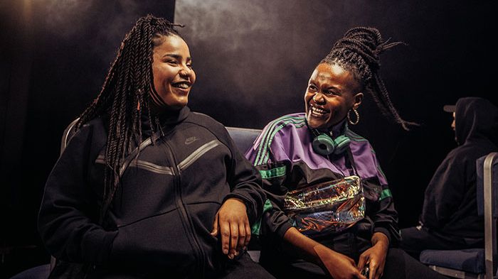 T-banens Linje 5 til Vestli dannar ramma rundt framsyninga Linje 5. På bildet: Jenny Mueni Ndunda og Jydy Nyambura Karanja. Foto: Magnus Skrede.