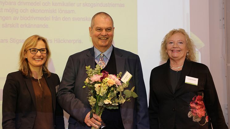Karin Medin (till vänster), ordförande i Svebio och Cecilia Häckner (till höger), dotter till Jan Häckner, överlämnade Jan Häckners bioenergistipendium till Lars Stigsson, grundare av Sunpine. 