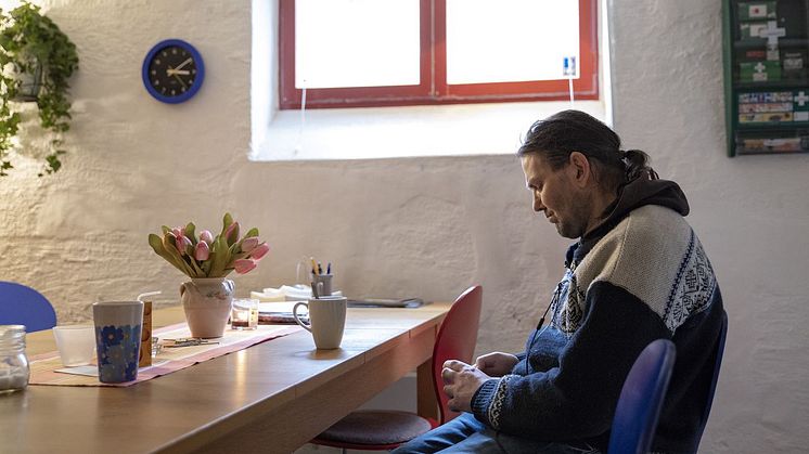 Jan Spruijt tillbringar mycket tid i Bostad Försts lokaler. Här dricker han kaffe och pratar med andra i samma situation.