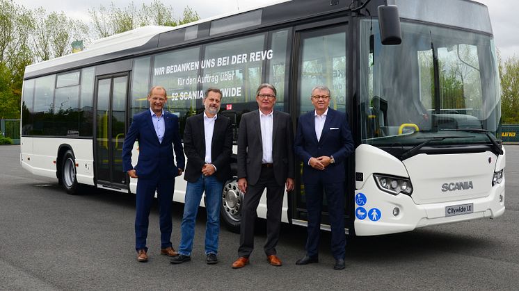 Leasingvertrag unterzeichnet: v. li. Rene Renkema, Geschäftsführer Scania Finance Deutschland, Ralf Brüning, Prokurist Marketing, Vertrieb, Wirtschaft, Walter Reinarz, Geschäftsführer REVG, Peter Hornig, Geschäftsführer Scania Deutschland Österreich