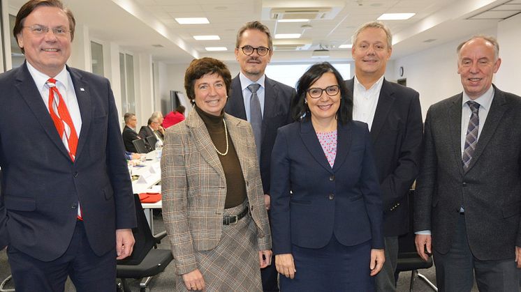 (v.li.): Thiemo Fojkar, Prof. Dolores Sanchez Bengoa, Wolfgang Dittmann, Prof. Perizat Daglioglu,  Prof. Rupert Felder, Prof. Michael Nagy. Foto: Franz Motzko