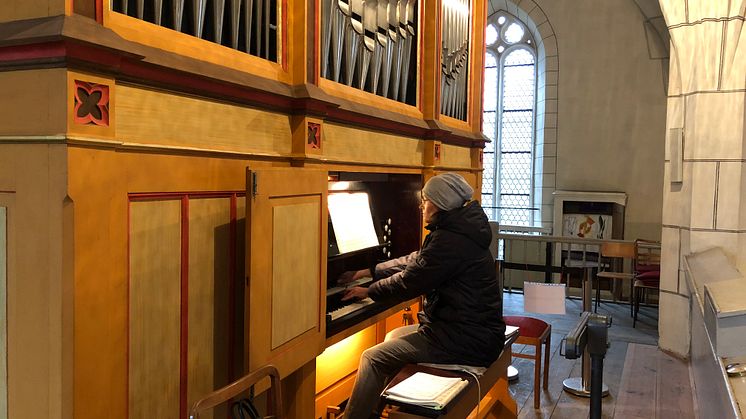 Eilenburg: Lena Ruddies an der Geißler-Orgel in der Bergkirche St. Marien
