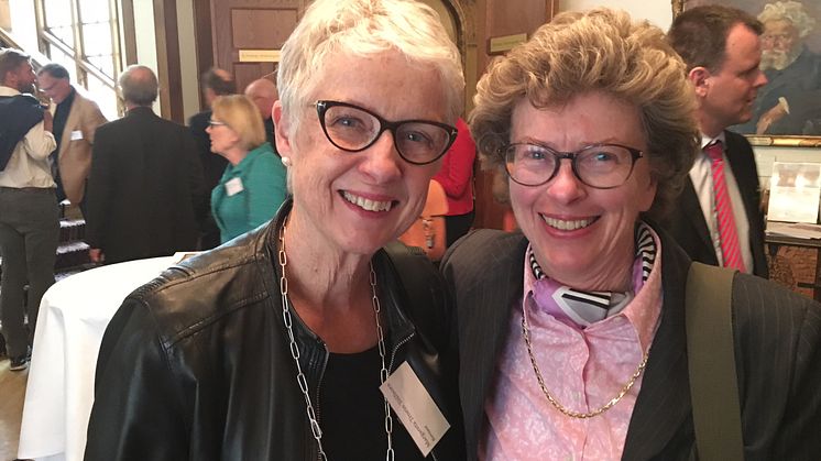 Margareta Troein Töllborn, tidigare ordf nu förtrondevald revisor, tillsammans med Anna Engström-Laurent, tidigare ordf nu nybliven hedersledamot. (Foto: Agneta Davidsson Ohlson)