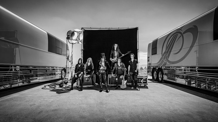 Alice Cooper_Road_copyright earMUSIC_credit Jenny Risher_group shot_1_bw