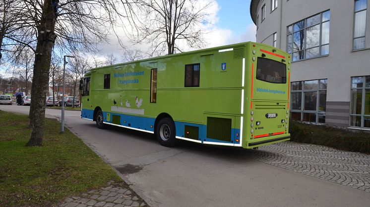 Nu rullar biblioteksbussen åter ut på vägarna och stannar vid en hållplats nära dig.