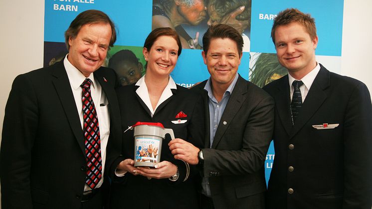 Norwegian-ansatte gir julegaven til UNICEF