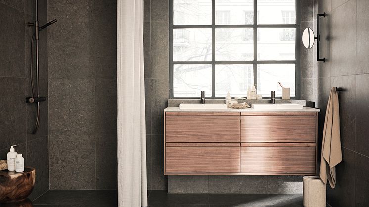 Tvättställsblandare EVM071 och takdusch TVM7200 i Bronze från Tapwell