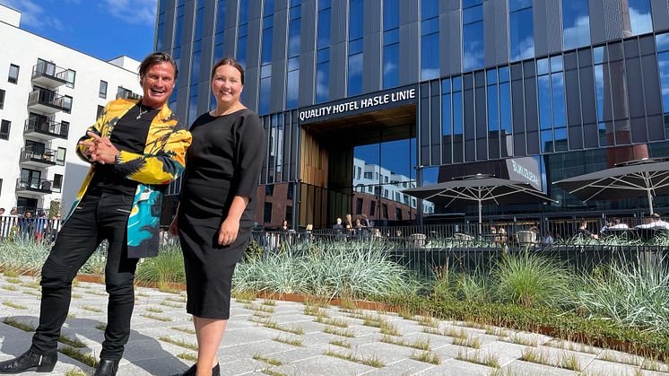 Petter A. Stordalen, eier av Nordic Choice Hotels, sammen med hotelldirektør Sara Jensen. 