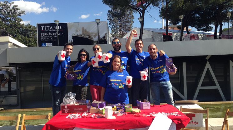 Voluntarios de Mondelez en el Día de la Banderita de Cruz Roja