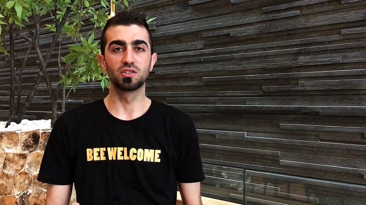 In Arabic: Mustafa Alkhateeb från Syrien blev biodlare i Säffle