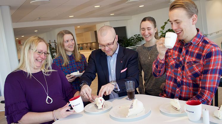 Sigma Industry East North firar med tårta.