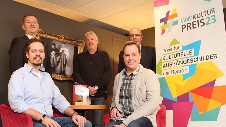 Sind gespannt auf die Hidden Champions: (vorne) Simon Hillebrand und Stefan Marx, Cafe & Zimmertheater, (hinten v. l.) Jürgen Noch, WW, Carsten Hormes, KulturBüro OWL, und Volker Rodemund, Stadt HX.